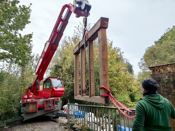 Mis en place par une grue