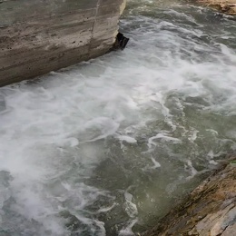 L'eau a coulé dans le canal d'entrée 